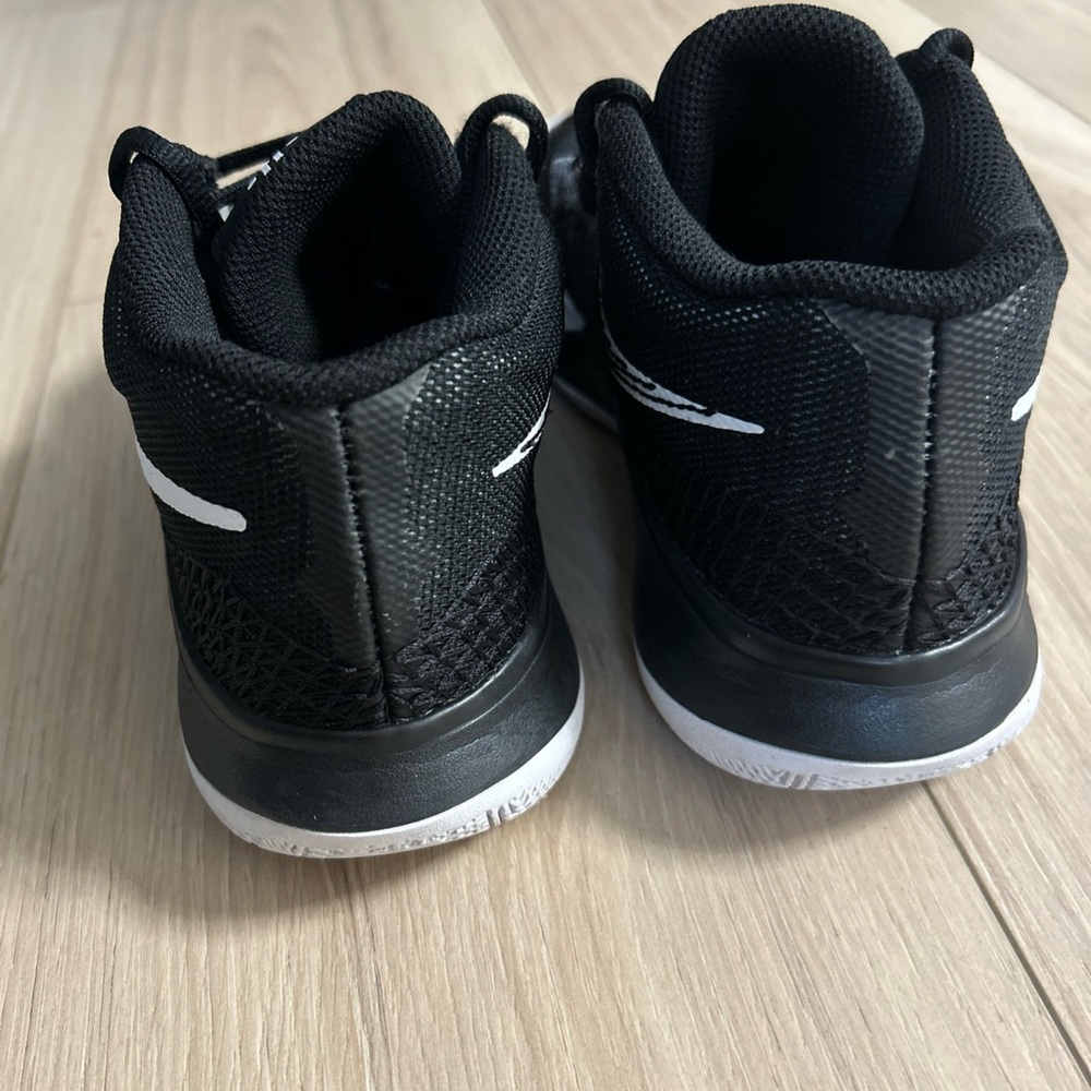 Nike Kyrie Black White Low Top Athletic Basketball Sneakers Boys Size 5.5 Y - Picture 5 of 11